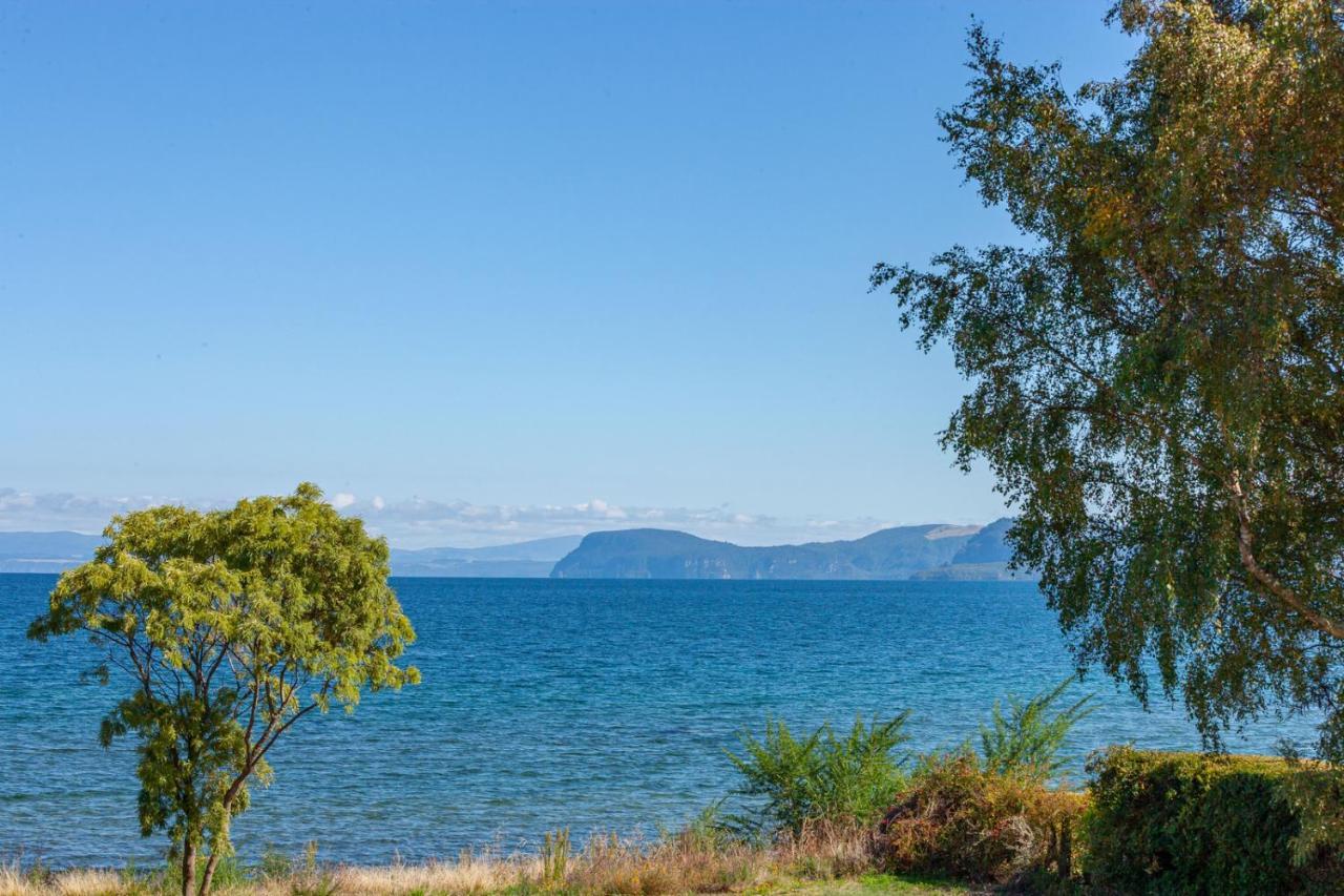 Lakefront Villa - Waitahanui Holiday Home Eksteriør bilde
