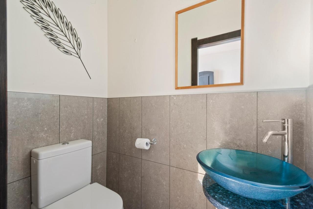 Lakefront Villa - Waitahanui Holiday Home Eksteriør bilde